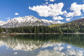 Spiegelung der Wolken im Lautersee nahe Mittenwald