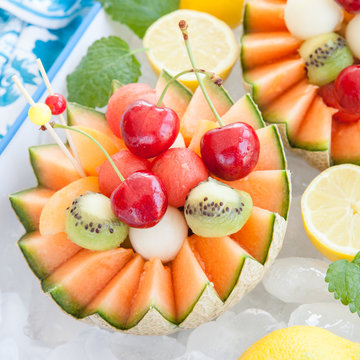 Obstsalat in Melone auf Eis