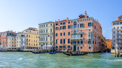 Fototapeta na wymiar Colourful houses on the Grand canal in Venice