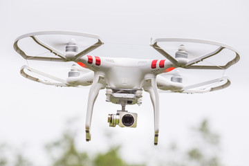 Drone in de lucht met de camera gericht op de kijker