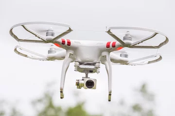 Fototapeten Drone in de lucht met de camera gericht op de kijker © Leandervasse