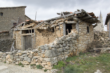 Fototapeta na wymiar Ruined house in Calatañazor