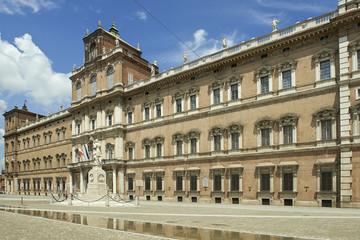 Fototapeta na wymiar modena palazzo ducale