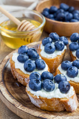 Crostini with ricotta cheese, blueberries and honey