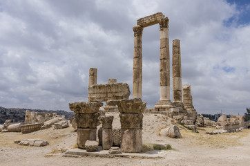 Naklejka premium Ruiny rzymskiej świątyni Herkulesa na cytadeli Ammanu z widokiem na miasto, Amman. Jordania