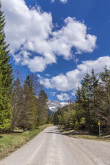 Verbindungsstraße zwischen Lautersee und Ferchensee in den bayrischen Alpen