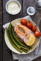 Baked salmon with asparagus