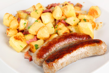 Bratwurst und Bratkartoffeln