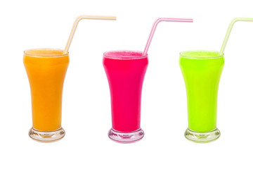 Zumos de naranja kiwi y fresa sobre fondo blanco aislado. Vista de frente