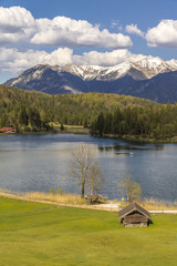 Hütte am Ufer des Lautersees im Karwendelgebirge