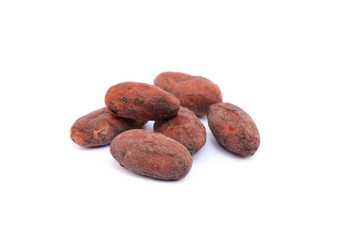 Obraz premium Roasted cacao beans isolated on white background