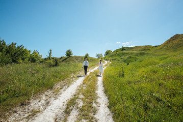 Obraz premium Beautiful summer Wedding walk on nature