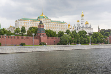 Obraz premium The towers and walls of Moscow Kremlin from the Moskva river