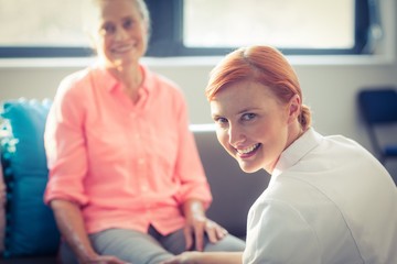 Obraz premium Nurse giving leg massage to woman