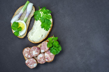 Snacks, bread with sausage and butter, onion, parsley, egg