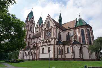 Fototapeta na wymiar Seitenansicht der Herz-Jesu-Kirche in Freiburg
