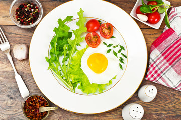 Scrambled Eggs with Arugula and Tomato 