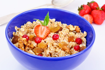 Oatmeal with Raisins, Walnuts and Strawberries