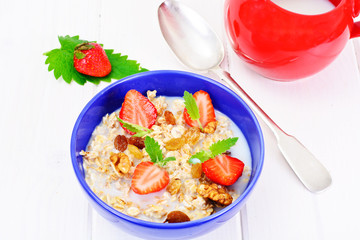 Oatmeal with Raisins, Walnuts and Strawberries
