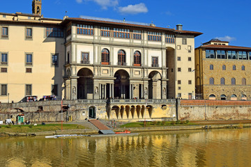 Fototapeta premium embankment of the Arno River near the Ponte Vecchio and Uffizi Gallery, Florence, Italy