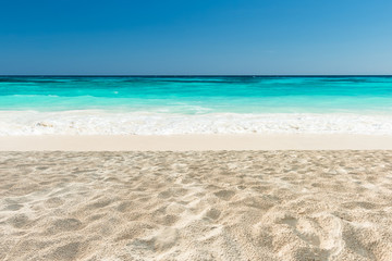 Fototapeta na wymiar Beautiful sand of beach and tropical sea