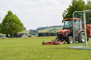 Rasenpflege von grossen Fussballfeld