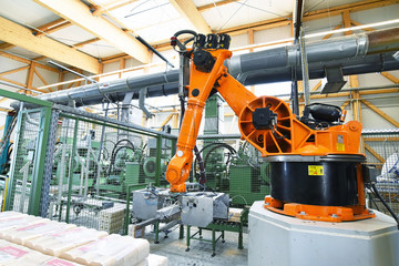 Industrieroboter an der Fertigungslinie in einer Fabrik (Herstellung und verpacken von Holzbriketts