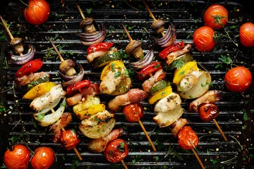 Fotobehang Grill / Barbecue Gegrilde groente- en vleesspiesjes in een kruidenmarinade op een grillpan, bovenaanzicht