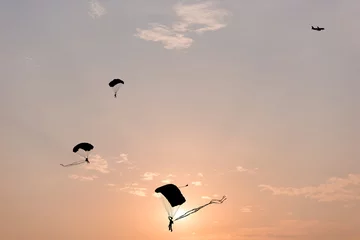 Papier Peint photo Lavable Sports aériens Parachute, Silhouette of parachute and airplane on sunset background