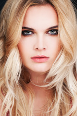 Naklejka premium Gorgeous Fashion Model with Blonde Hair. Sexy Woman with Blonde