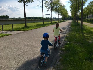 Obraz premium Kinder fahren Fahrrad in der Natur