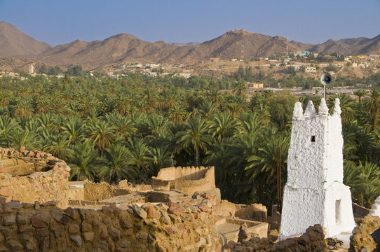 The old ruined town (ksour), of Djanet with its old mosque, Djanet, Southern Algeria