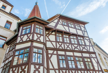 Obraz premium Wunderschönes Fachwerkhaus in Halle Saale nach Restauration