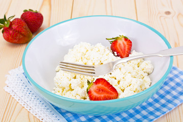 Home Dietary Fat Cottage Cheese Beaded Curd with Strawberry