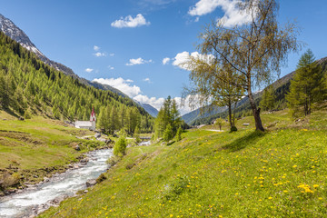 Obraz premium Die Ahr bei der Heilig Geist Kirche im Hinteren Ahrntal