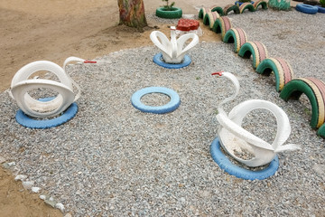 Белые лебеди, сделанные из покрышек