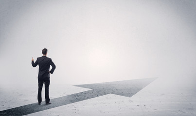 Obraz premium Standing salesman looking ahead with arrow