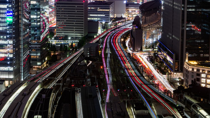 Fototapeta na wymiar 東京駅の真上から見た、電車の光跡