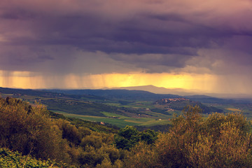 Naklejka premium Tuscany valley in stormy weather at sunset, Italy