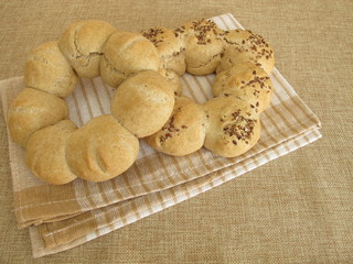 Brötchenring aus Dinkel und Brötchenring mit Leinsamen