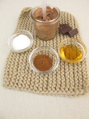 Selbst gemachte Schokoladenmaske mit Joghurt und Honig