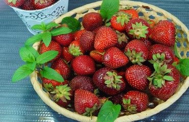 ripe, sweet strawberries - fruit diet

