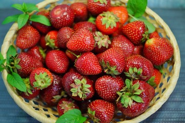 ripe, sweet strawberries - fruit diet

