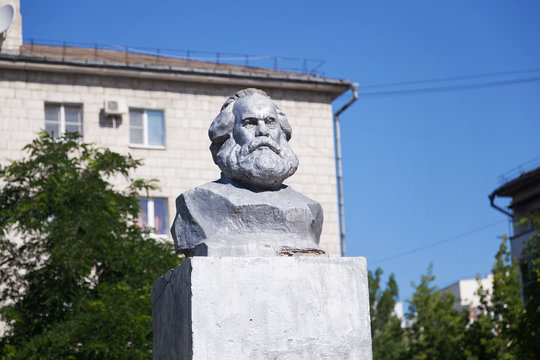 Бюст Карл Маркс во дворе дома на фоне синего неба. Волгоград, Россия