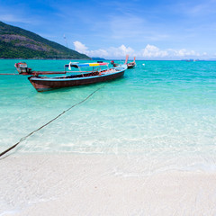 Fototapeta premium long-tailed boat on Bundhaya beach Koh LIPE Thailand