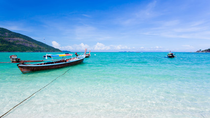Fototapeta na wymiar long-tailed boat on Bundhaya beach Koh LIPE Thailand