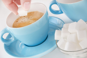 Kaffee und Würfelzucker