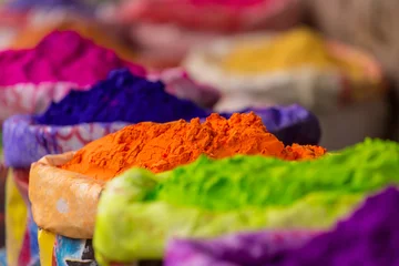 Selbstklebende Fototapete Indien Bunte Haufen pulverisierter Farbstoffe für das Holi-Fest in Indien