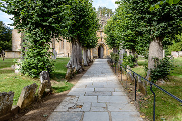 Fototapeta premium Entrance to the church of Chipping Campden in the Cotswolds through the churchyard