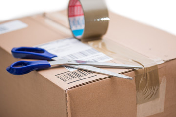 Paket mit Klebeband und Schere